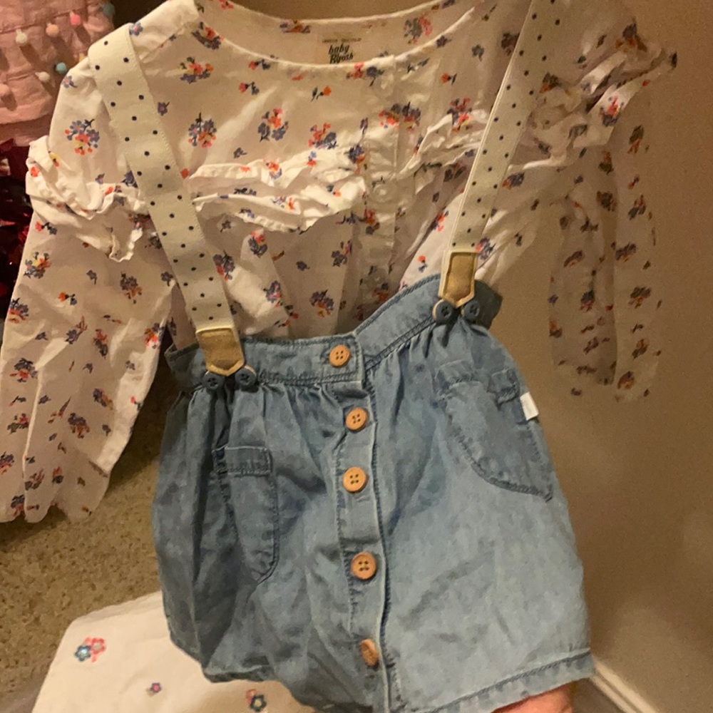 Osh B Gosh: 6pc matching set. 18M Skirt, 18-24M tops, 18M Bloomers